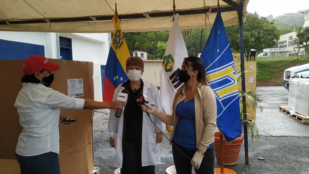 La Dra. Lesbia Muro en nombre de los trabajadores y trabajadoras del INHRR, agradece al MPP para la Energía Eléctrica en articulación con el MPP para la Salud a través del convenio con el Organismo Internacional de Energía Atómica, la donación de 2 campanas de bioseguridad tipo 2, equipos de rayos X y 2 agitadores Vortex Mixer.